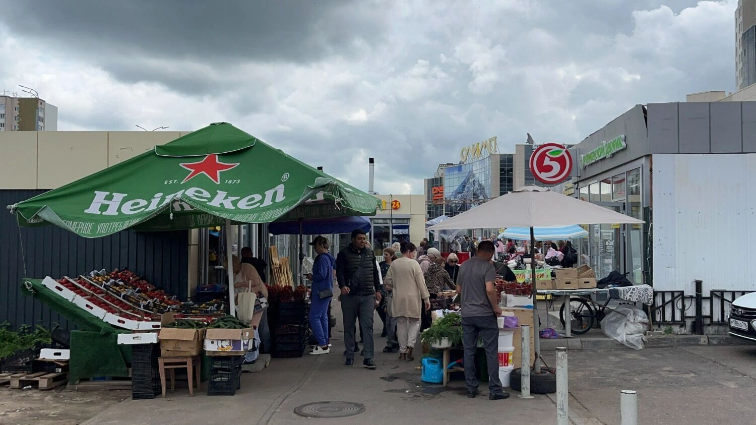 Торговый ряд со&nbsp;стороны улицы Зорге