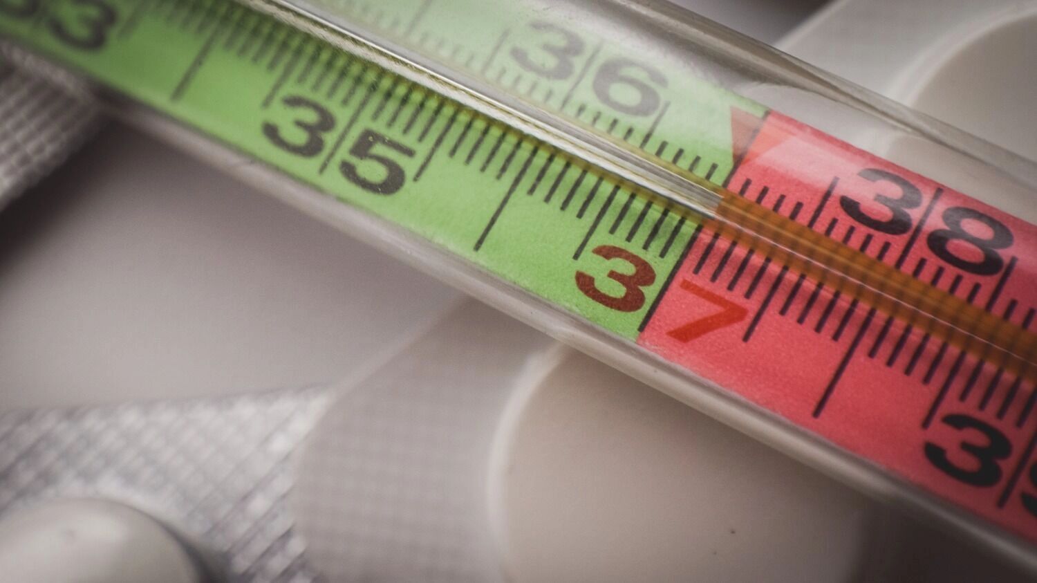 Среди основных симптомов болезни родители отмечают высокую температуру