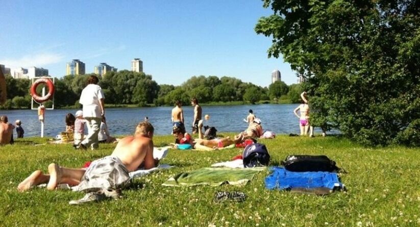 Пляж «Серебряный бор»: места в сезон есть только на траве поодаль