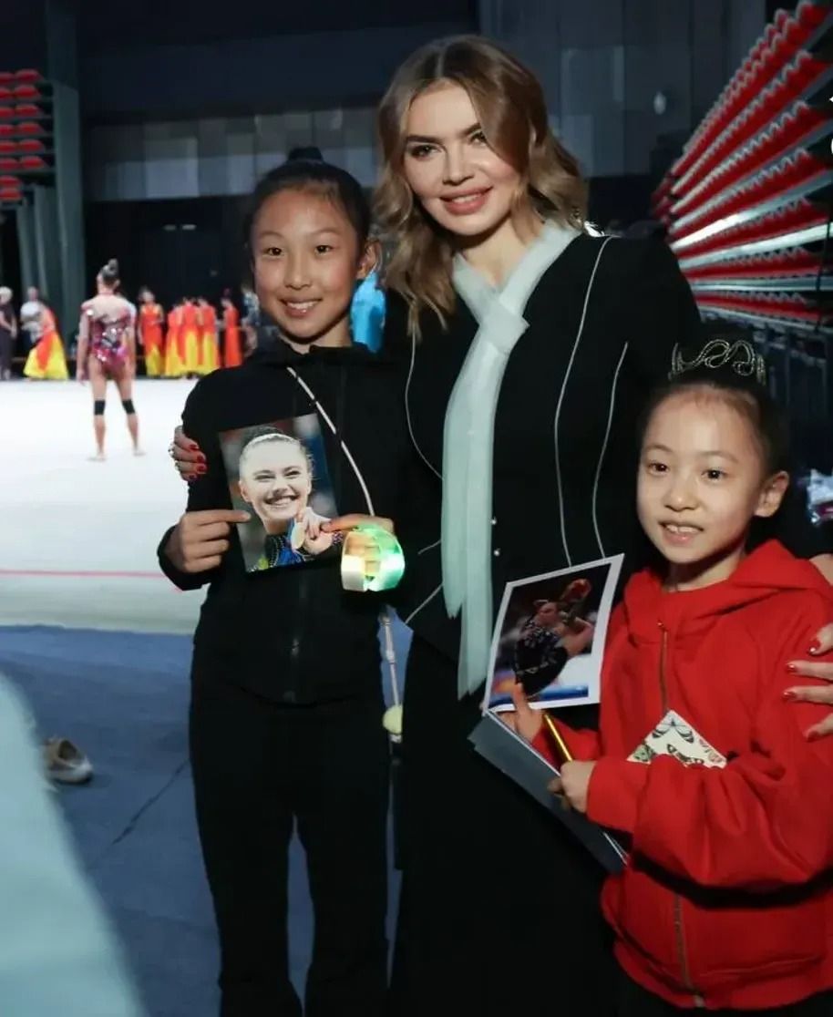 «В жутких розочках»: пользователи не оценили выход Кабаевой в вечернем платье