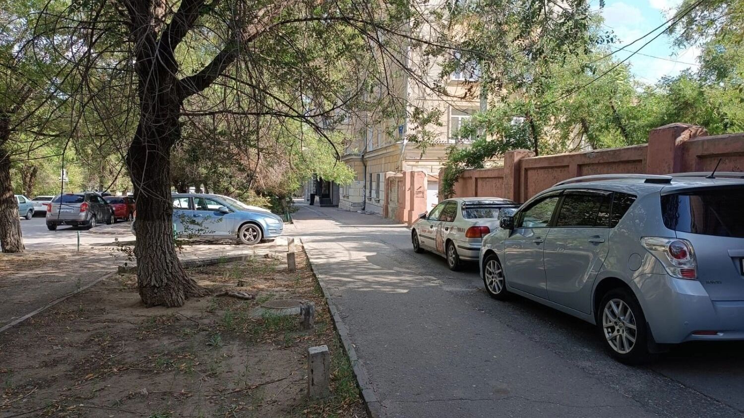 Водители ищут возможности припарковаться вне дорог. Улица Гагарина