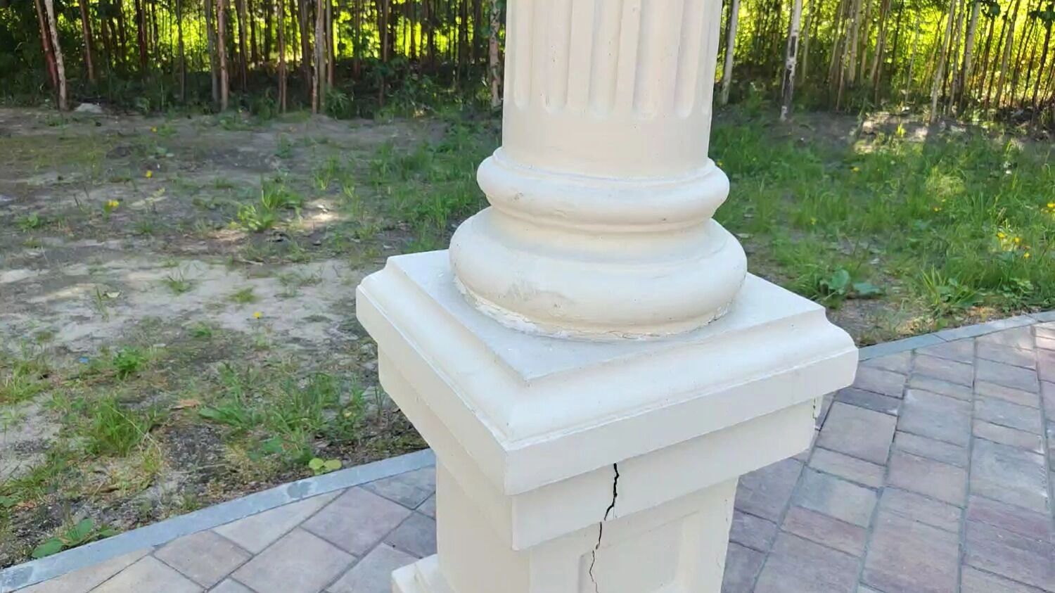 Откуда трещины на свежих колоннах?