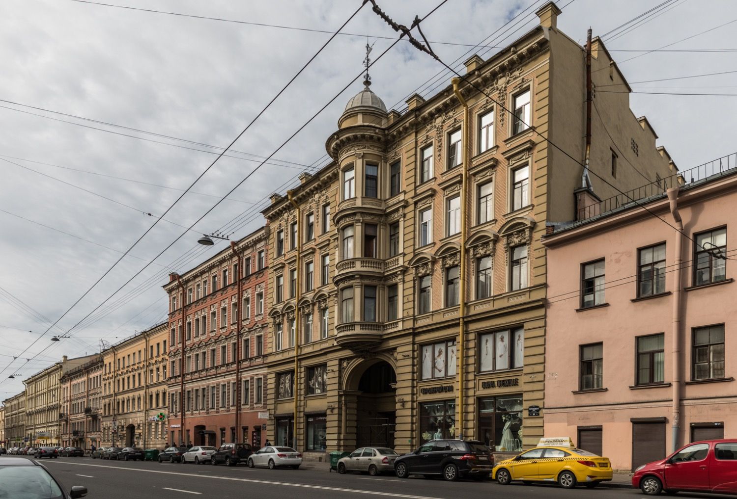 Хэллоуин ушел, но мистика осталась: петербургские уголки, где всегда бродят тени