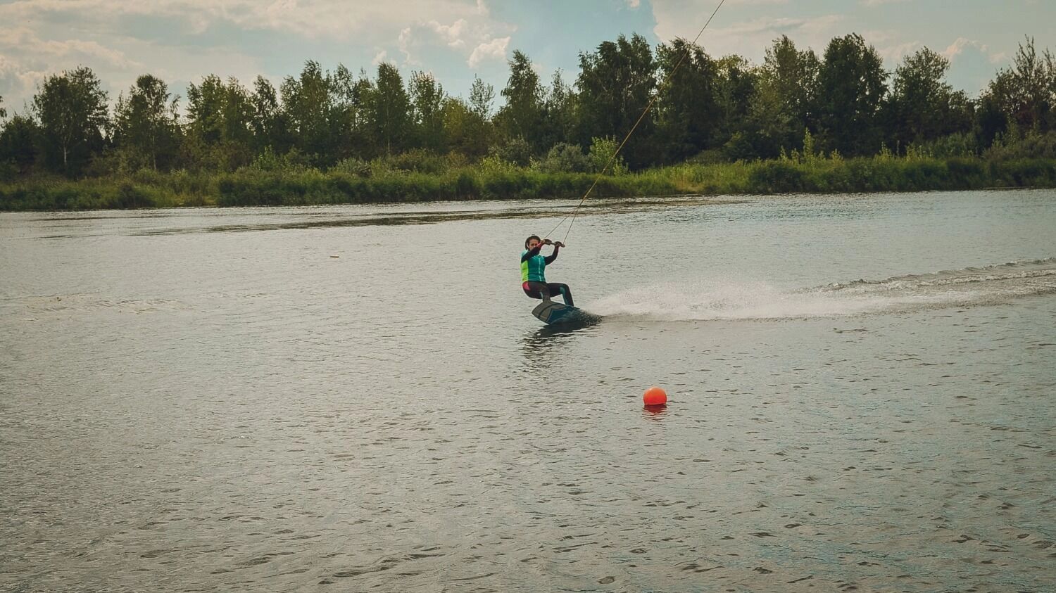 На фото: вейкборд на воде