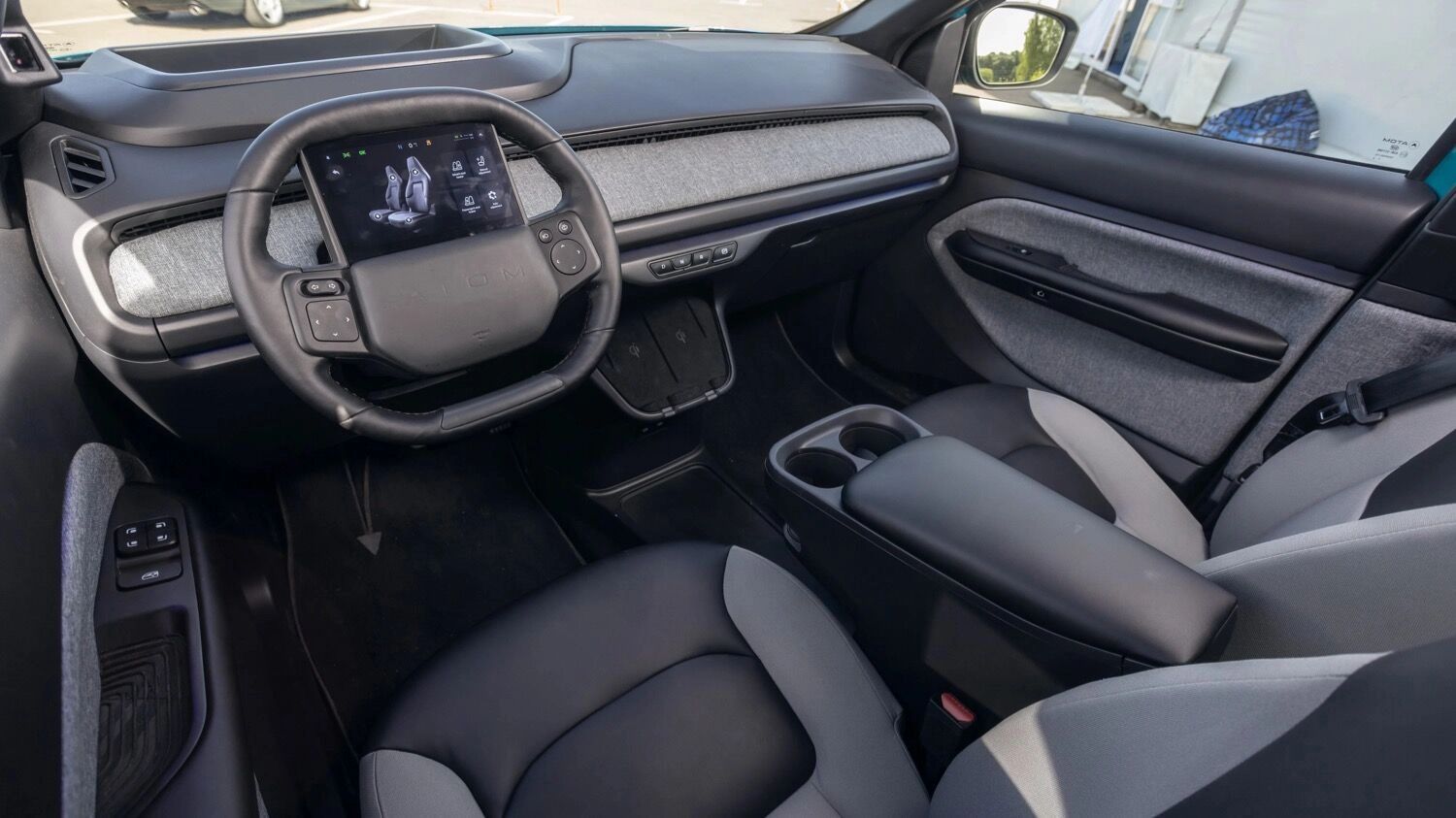 Панель приборов у «Атома» расположена на руле