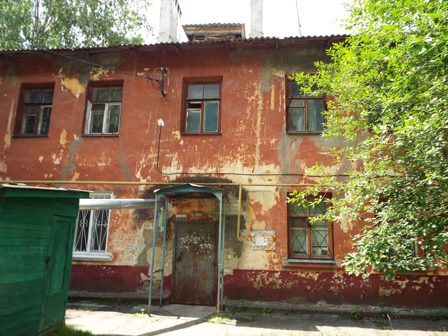 По этому обветшавшему дому жильцы наверняка скучать не будут