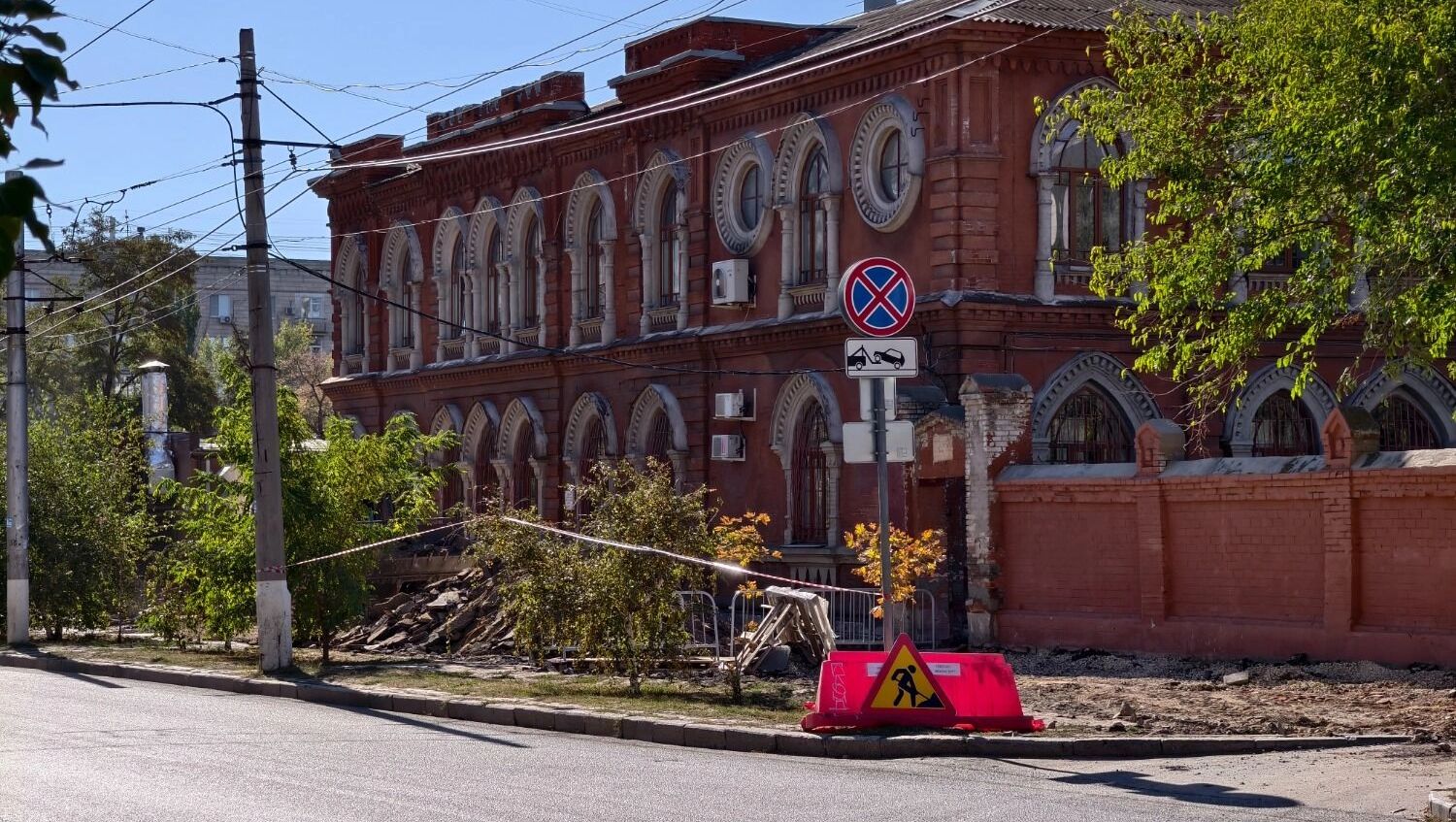 В сквере уже приступили к созданию пешеходных дорожек