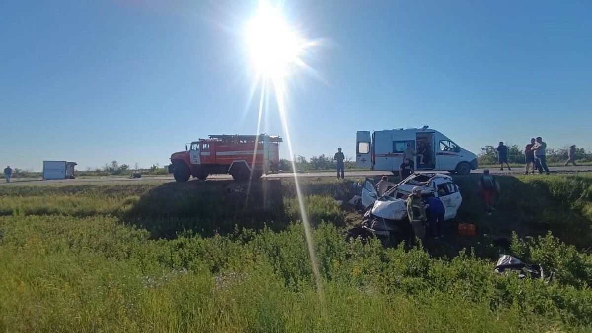 Фургон перевернулся в аварии под Волгоградом, пострадало 6 человек