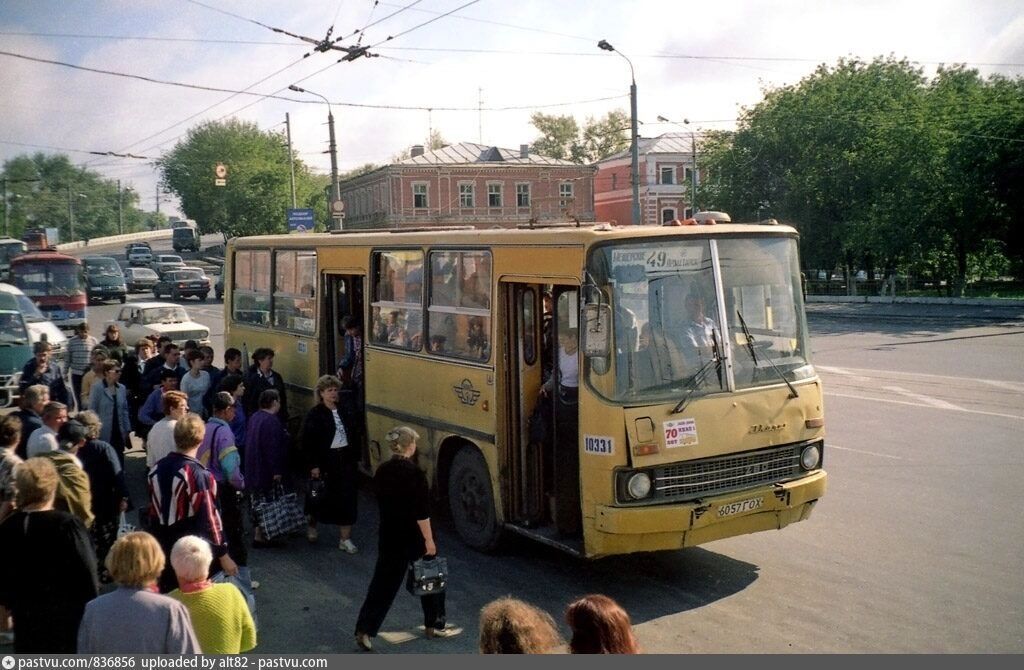 Остановка около тоннеля Московского вокзала в 2000 году