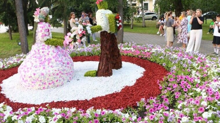На фото: фигуры из цветов