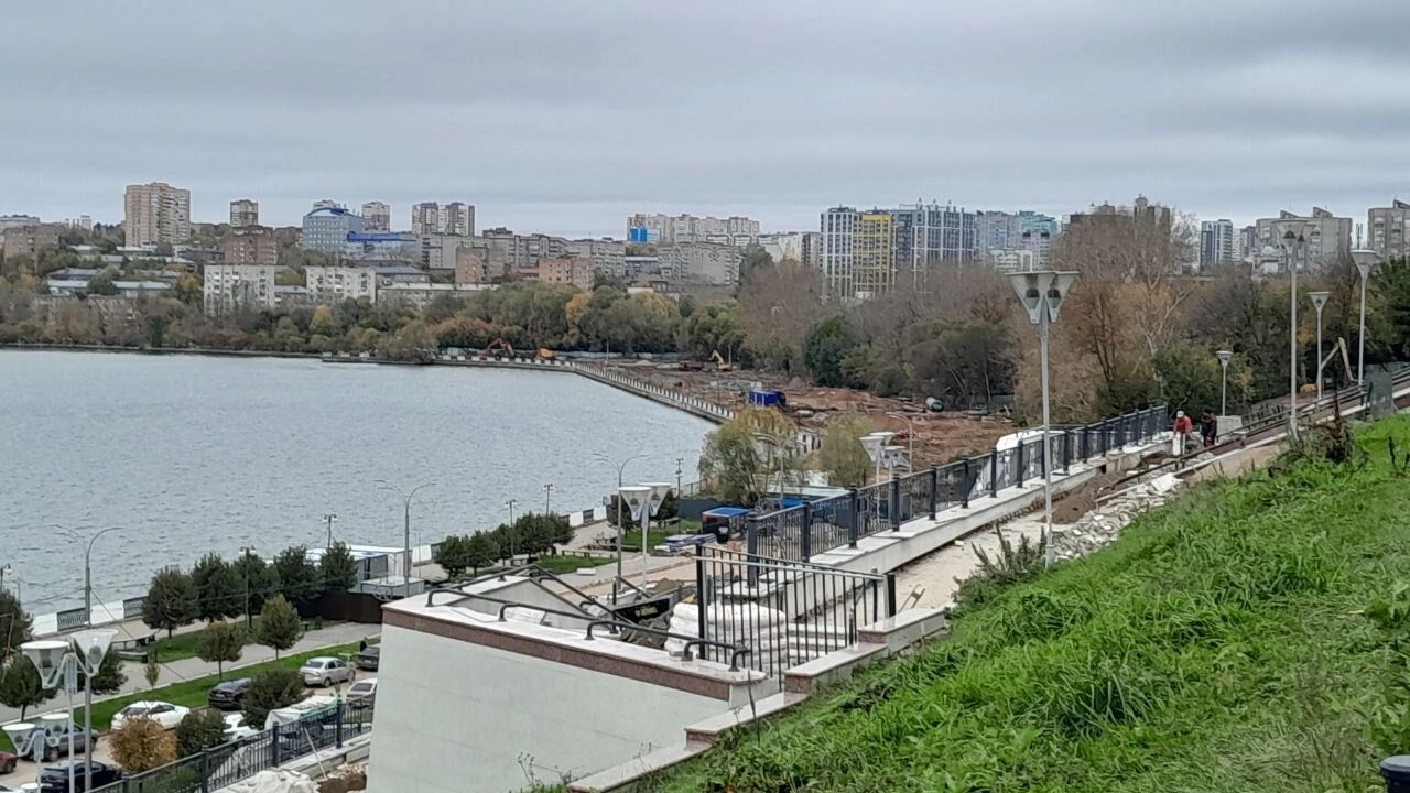 Вдалеке идут работы на&nbsp;участке набережной до&nbsp;реки Подборенки