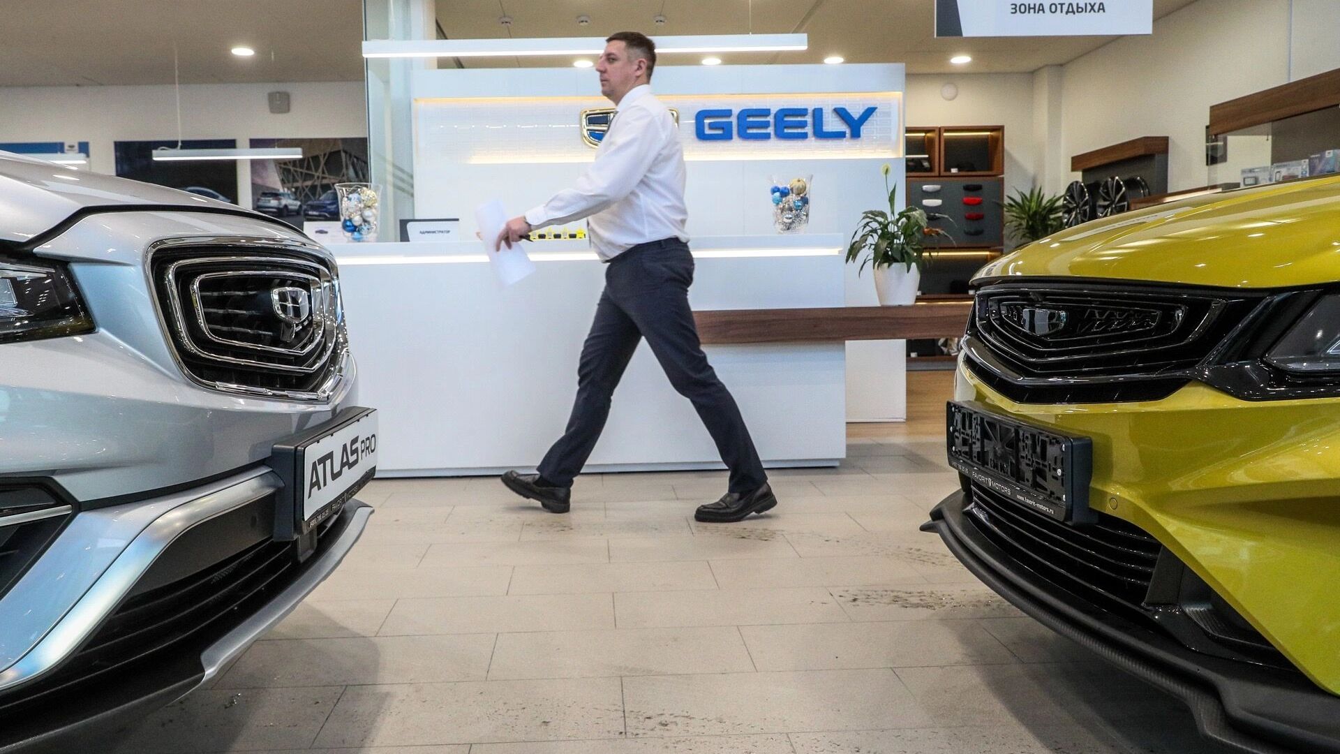 Первый гибрид от Geely: кому по нраву галактический звездолет для поездки в булочную?