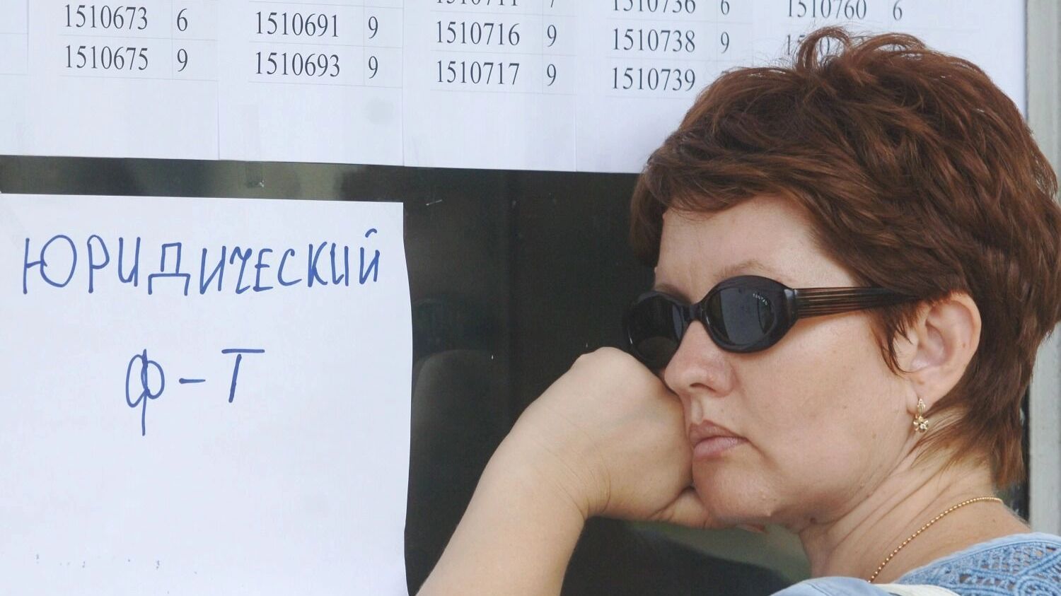 Женщина рядом с табличкой «юридический факультет»