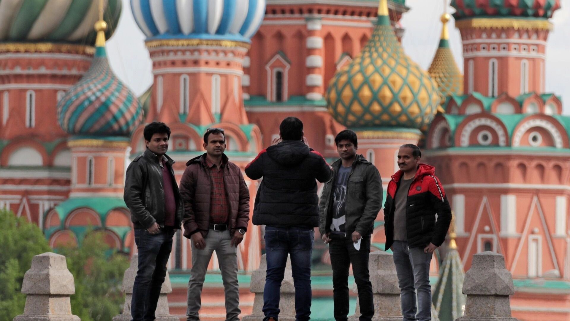 Вопрос дня: почему индусам — 100 тысяч, а русским дворникам не платят и 30?