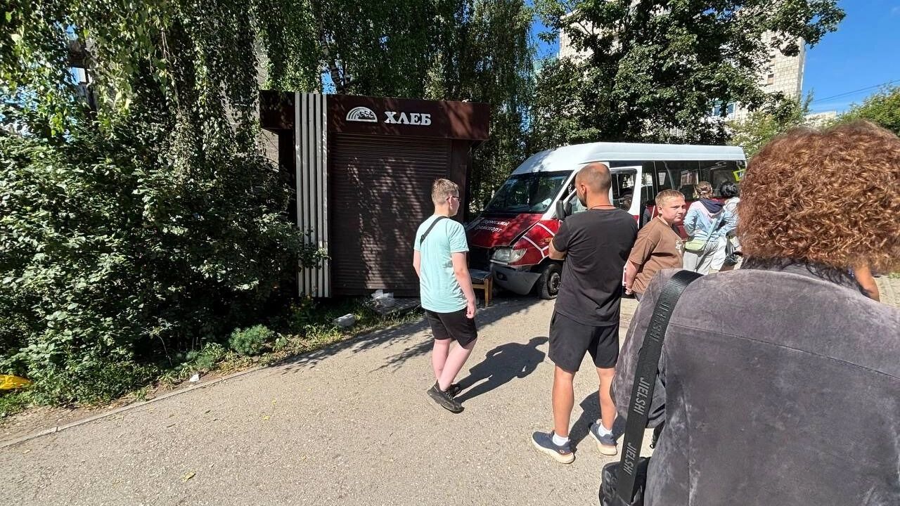 В Перми три человека пострадали в ДТП с автобусом, который врезался в киоск