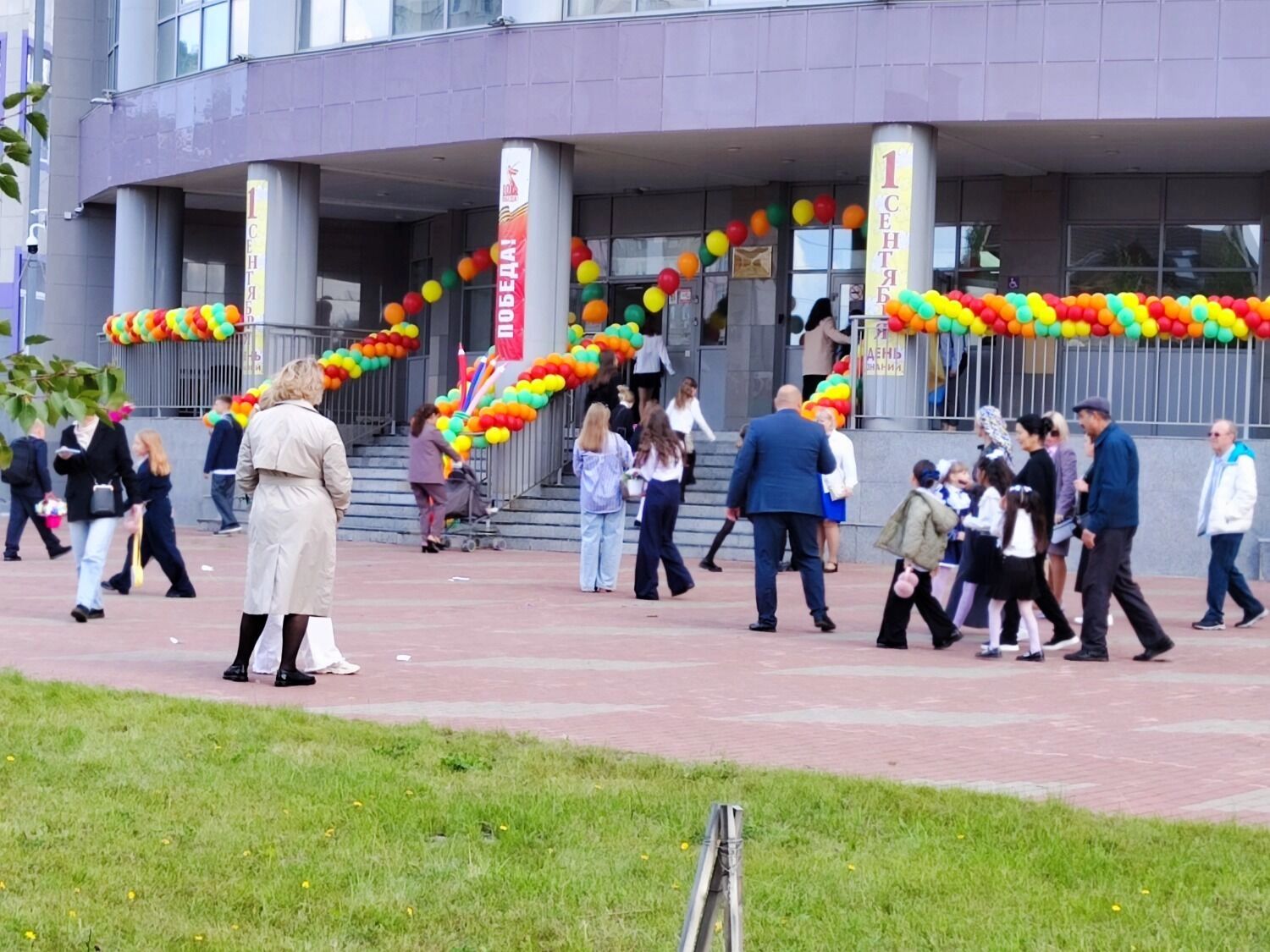 Школы украшены, играет музыка