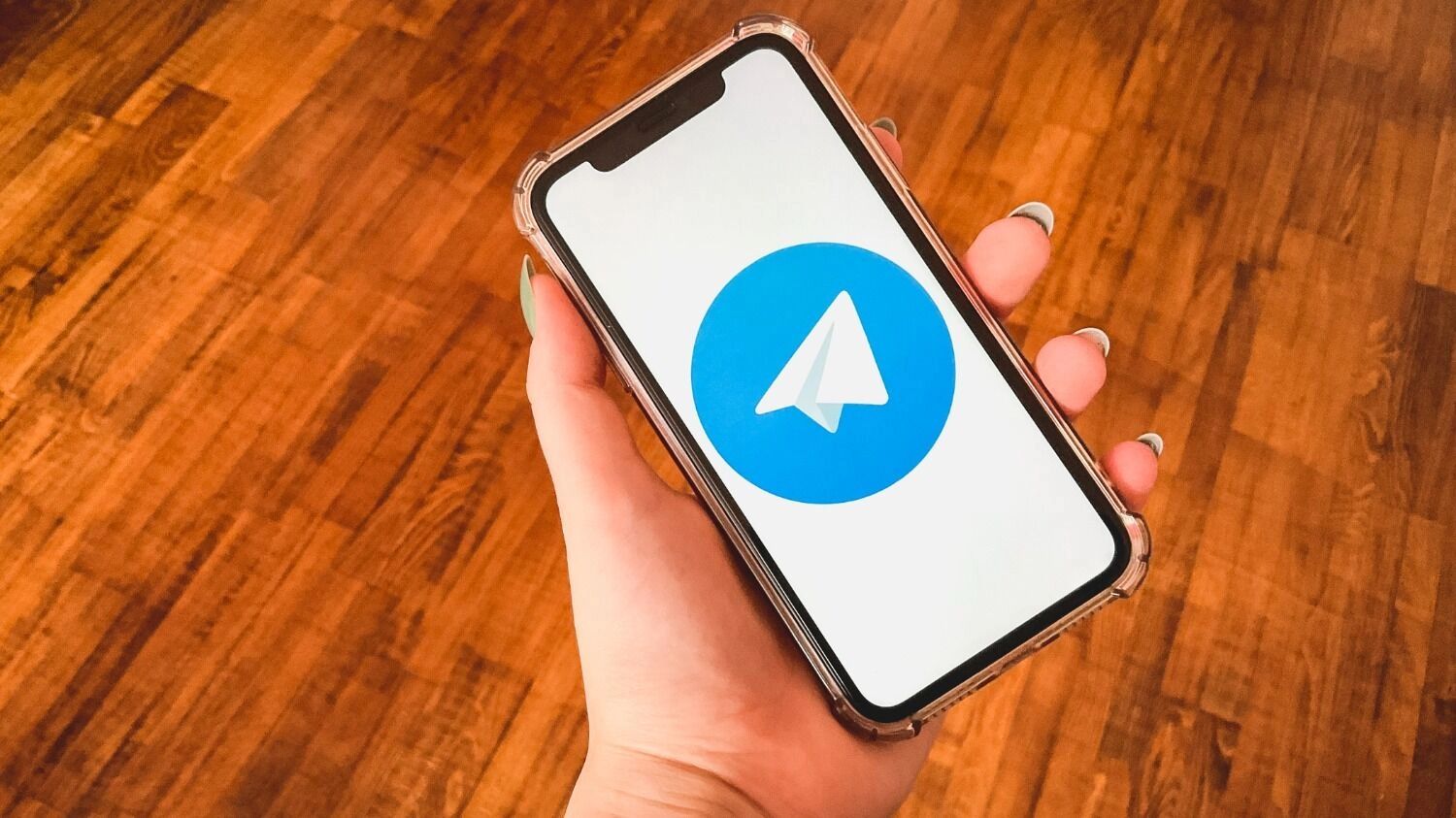 Мобильный теелфон с изображением логотипа Telegram