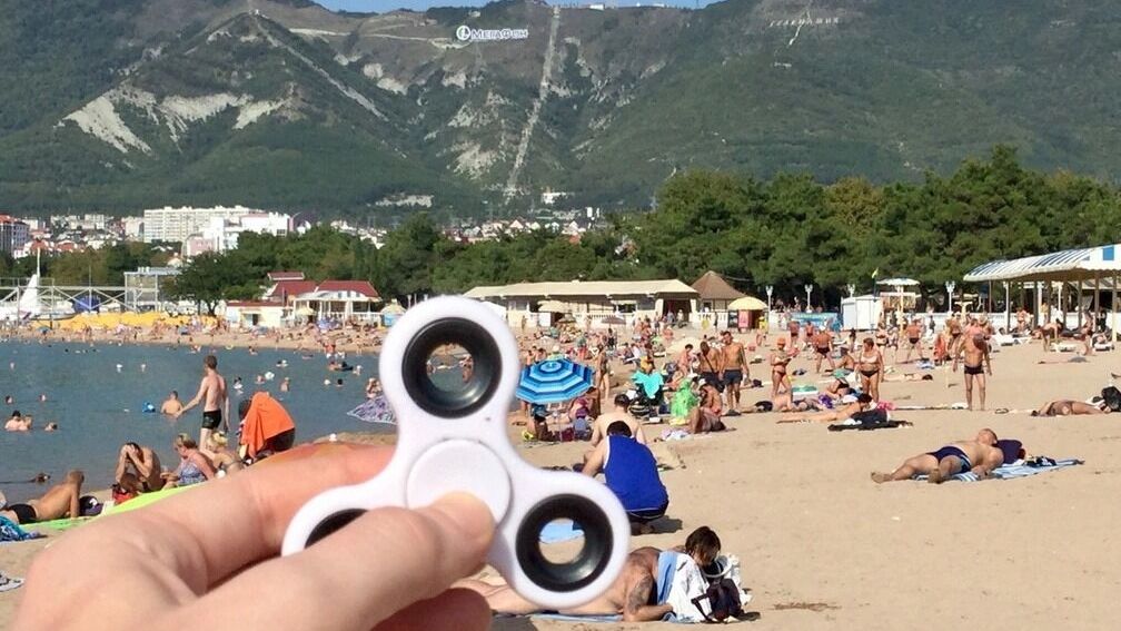 На фото: пляж в Геленджике