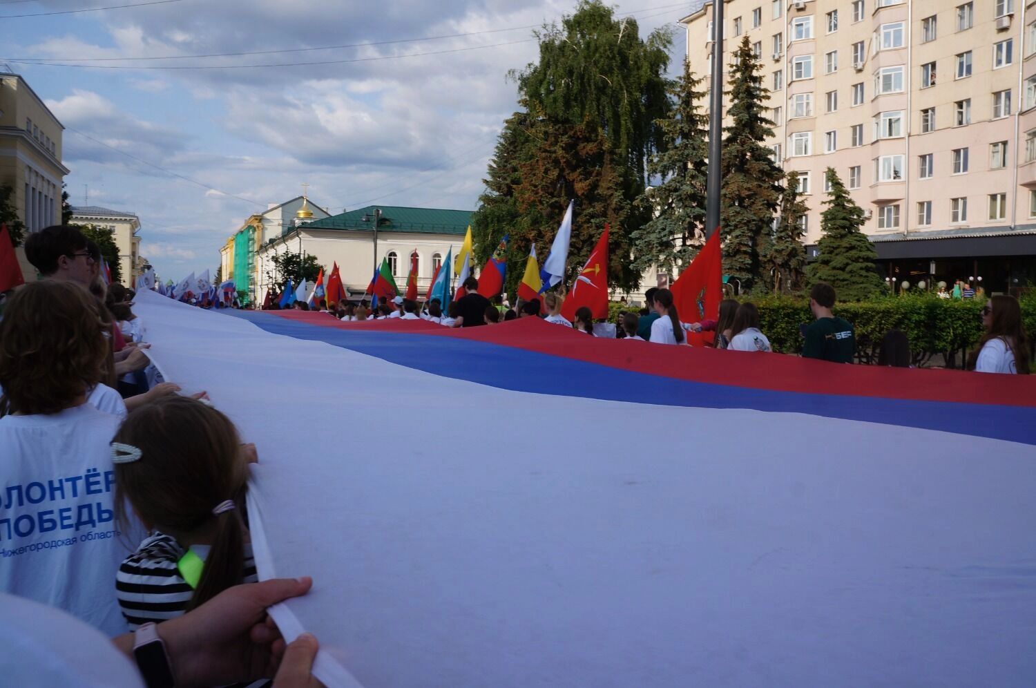 Нижегородцы и гости города несут российский триколор по Большой Покровской