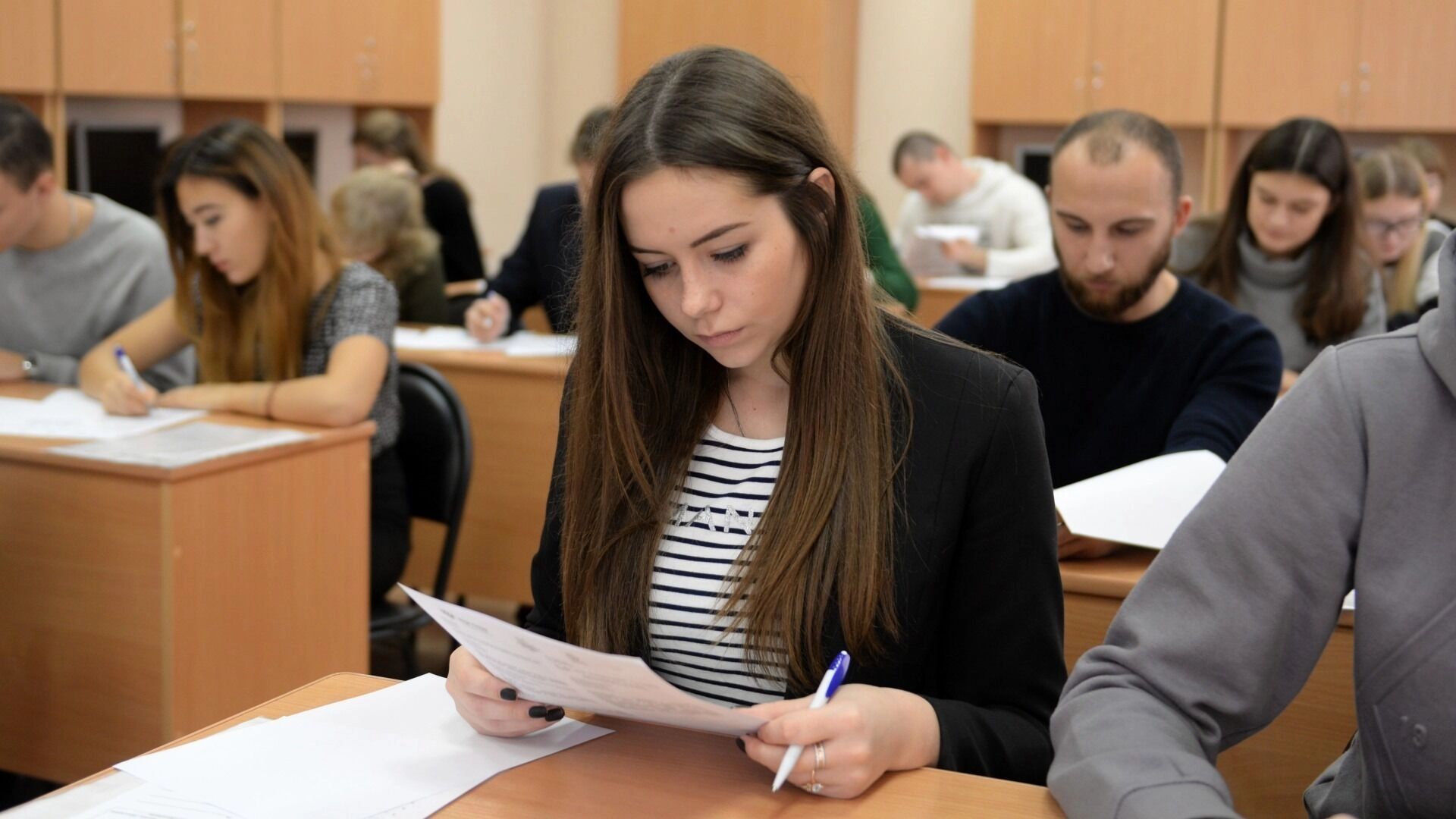 Школьники написали ЕГЭ по русскому в 2025 году втрое хуже