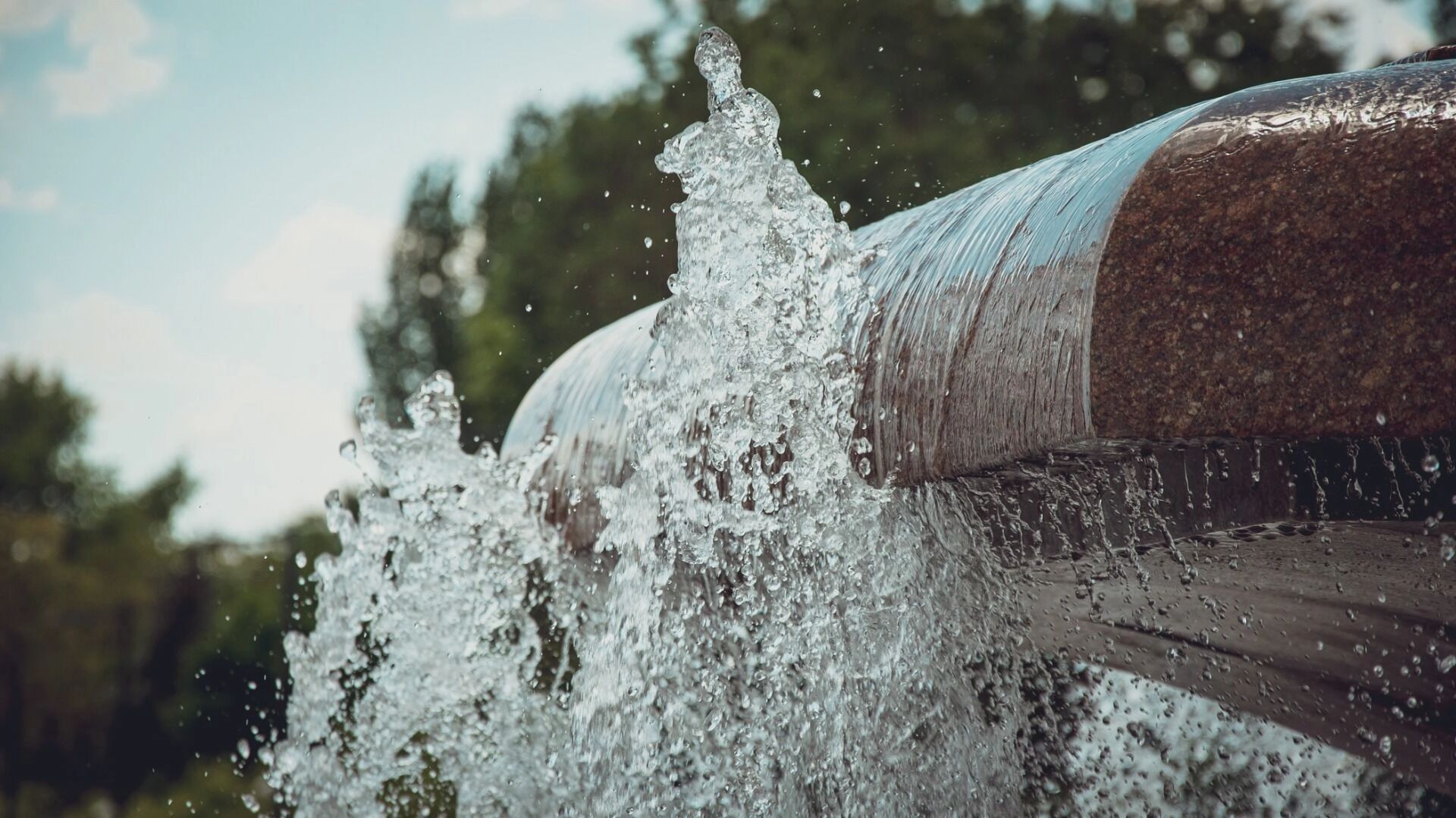 Волгоградцы засняли потоп на набережной из-за поломанного фонтана