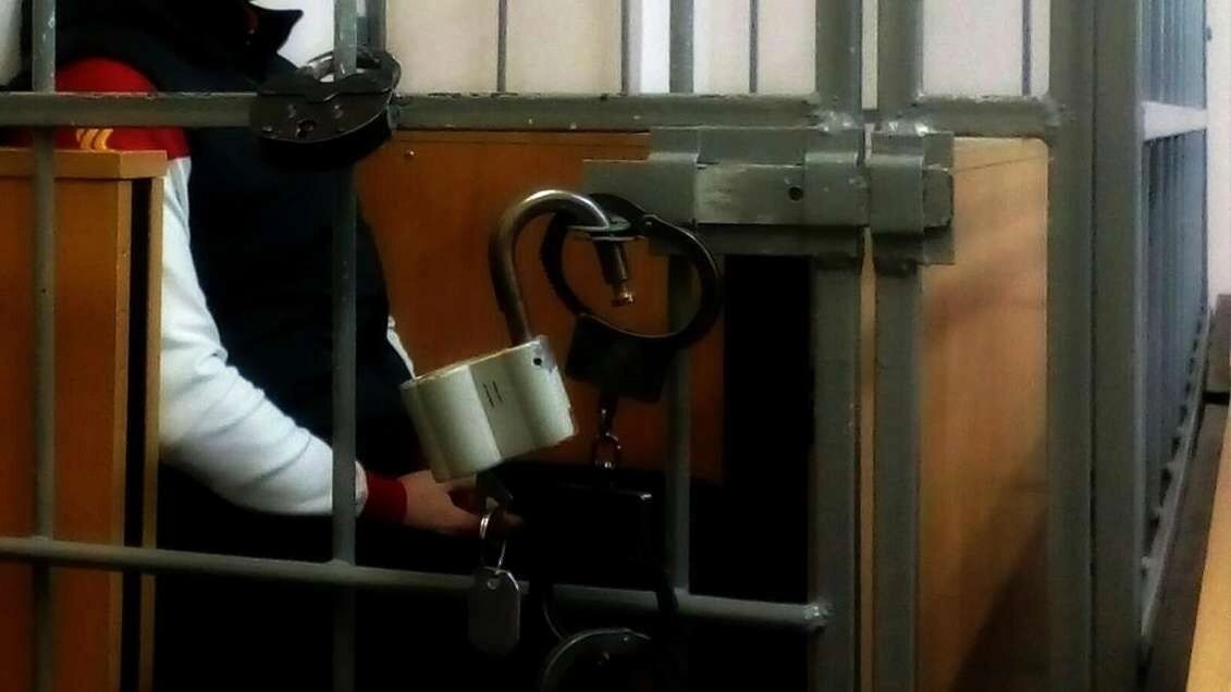 И когда наша знакомая вернулась домой, то узнала, что ее соседку изнасиловали.