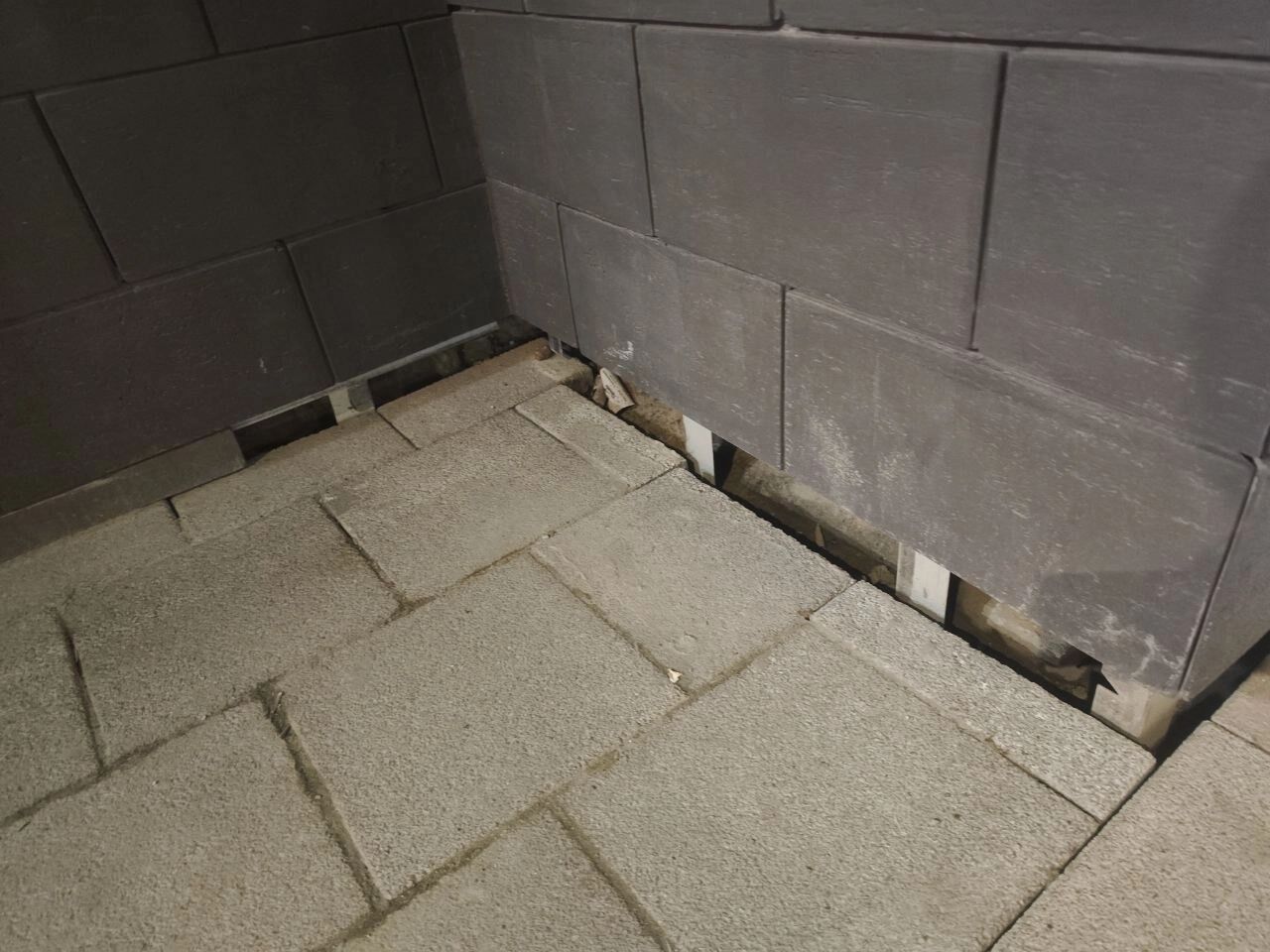 АЗС, кладбище и хорда: жителей дома в Царицино выселяют ради строительства метро