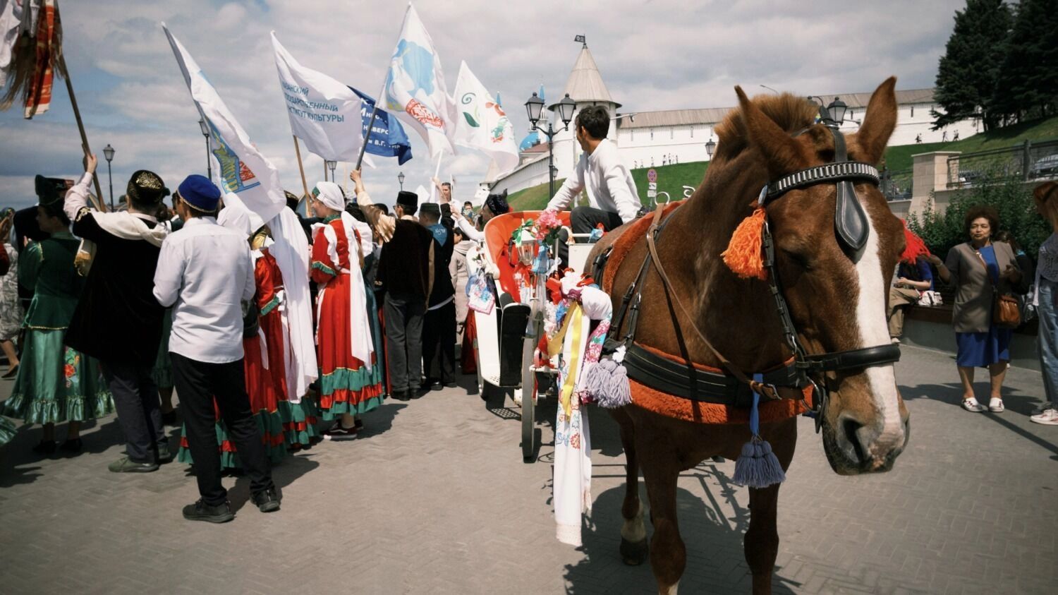  По улицам города проследовали четыре конные повозки