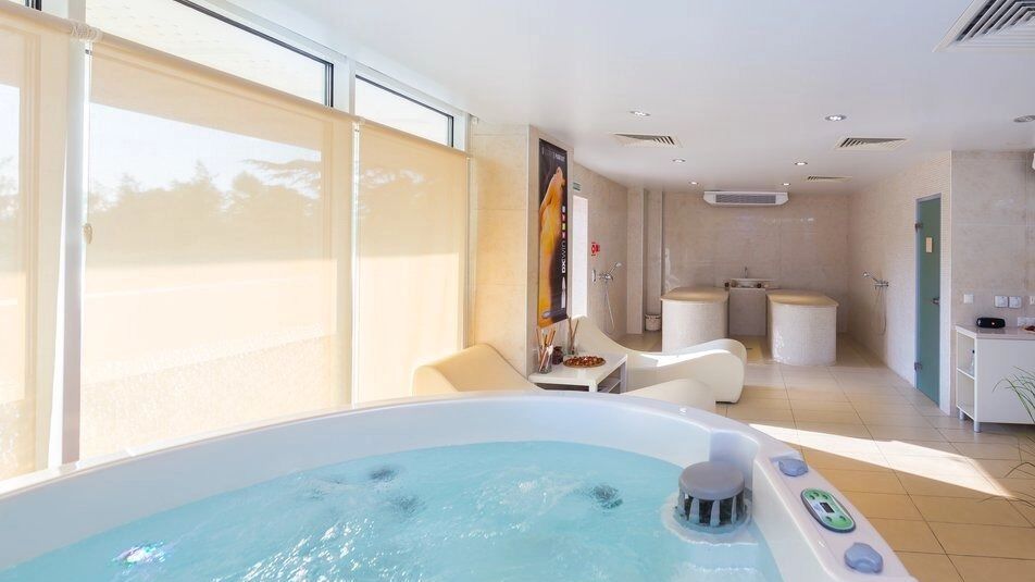 На&nbsp;фото: бассейн в&nbsp;отеле