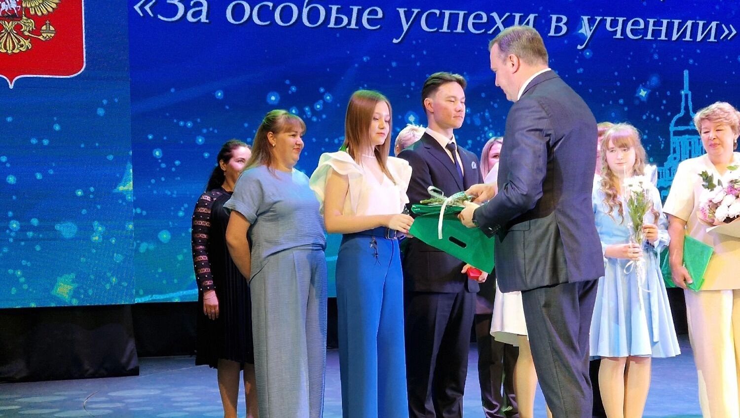 Церемония вручения медалей «За особые успехи в учении» в Нижнем Тагиле