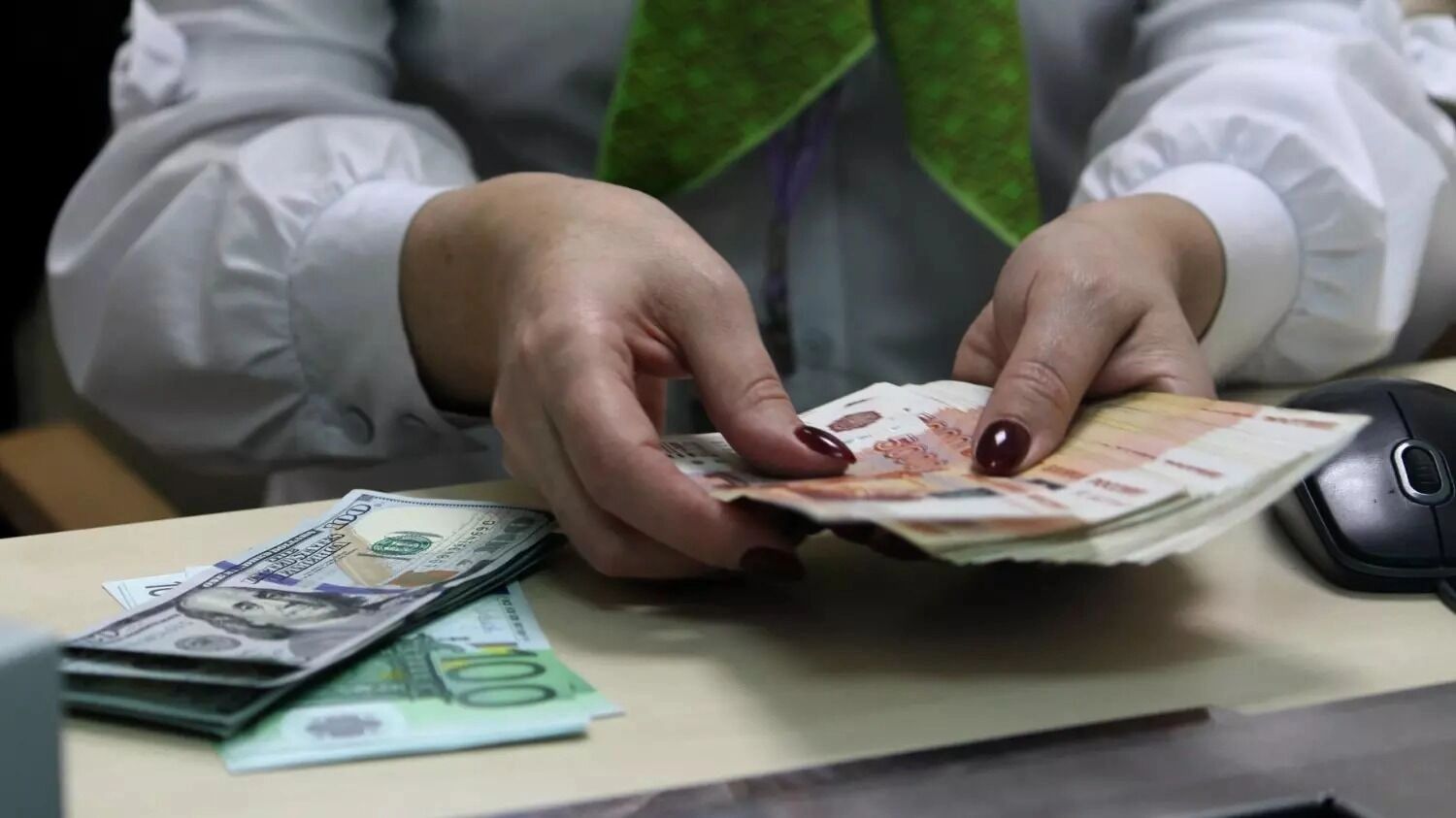 Россияне предпочитают свободные деньги класть на депозиты