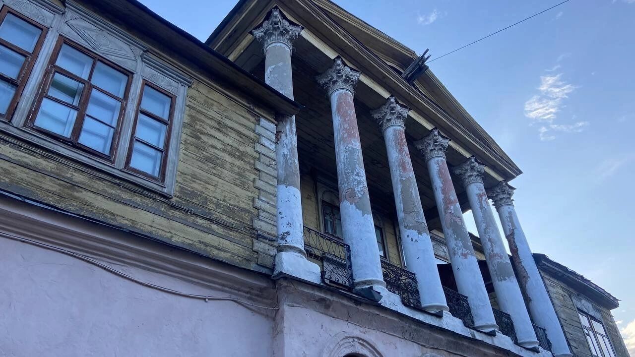 На территории фабрики Алафузова расположено два исторических памятника.