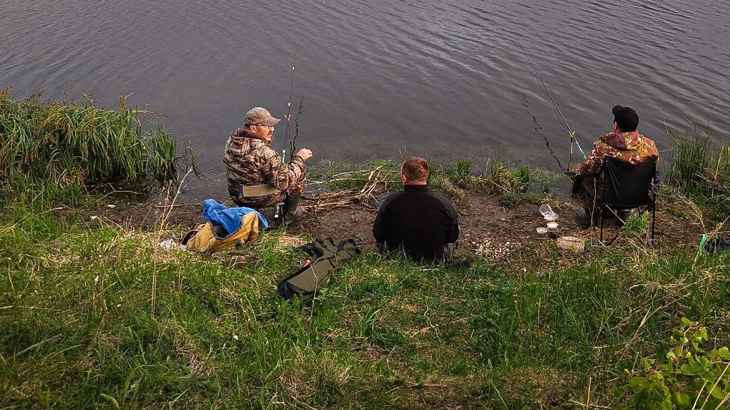 На&nbsp;фото: люди рыбачат на&nbsp;берегу