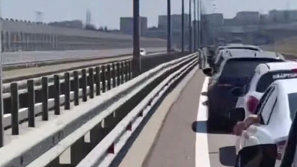 Очередь перед Крымским мостом со стороны Керчи