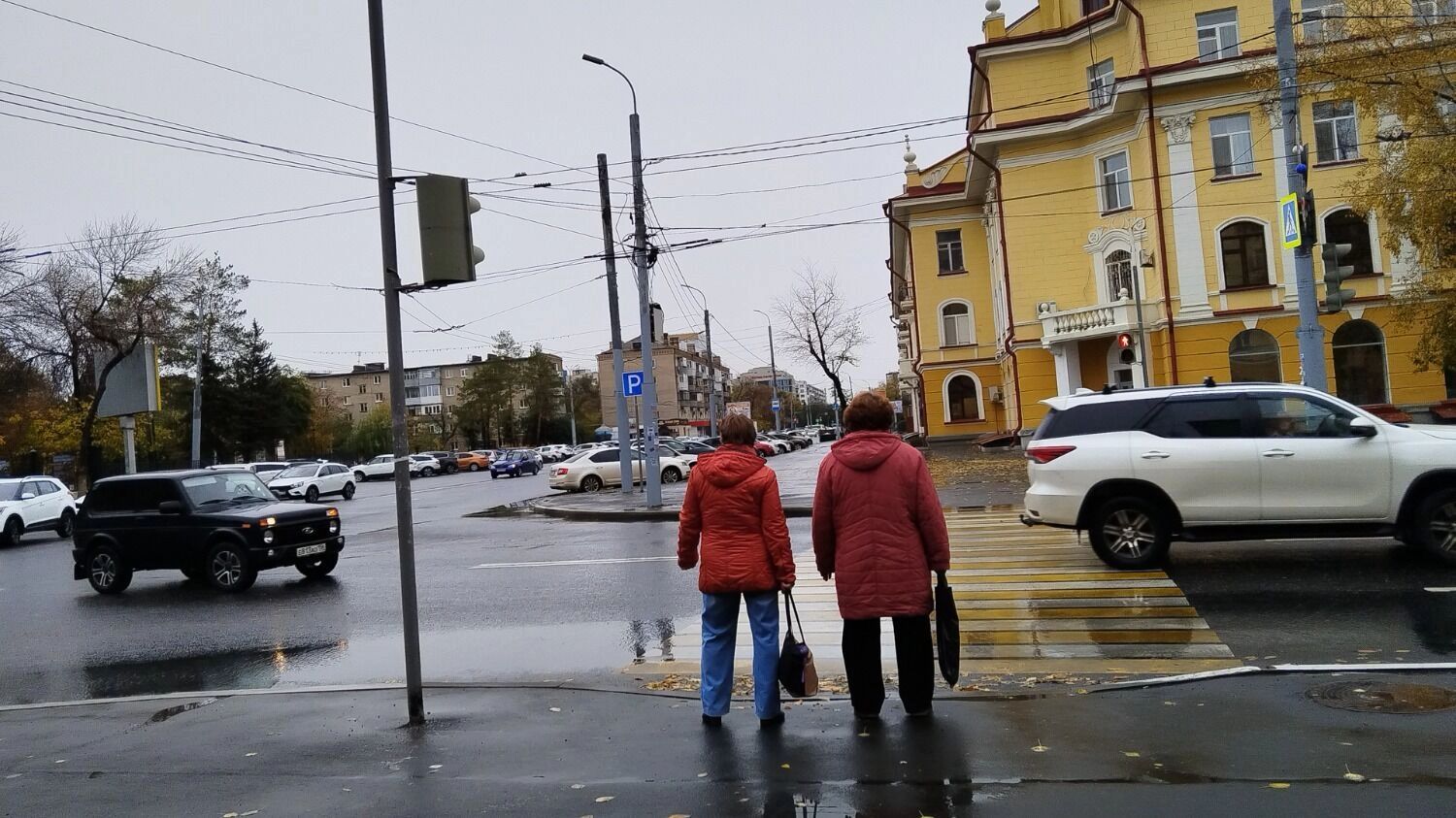 На фото: люди на осенней улице