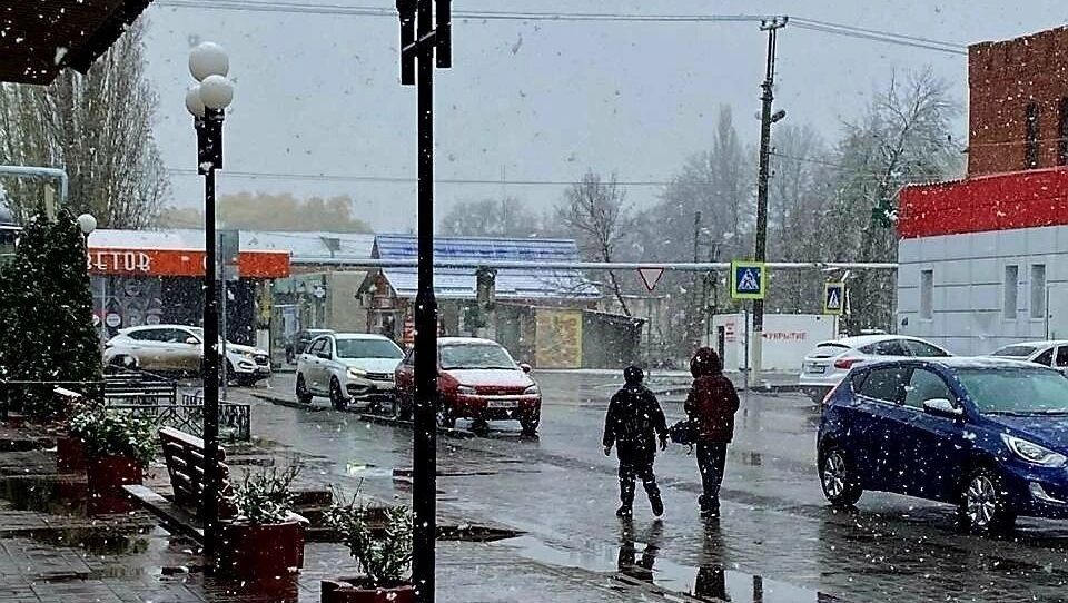 В Белгородской области выпал первый снег. Тем временем взрыв разрушил частный дом