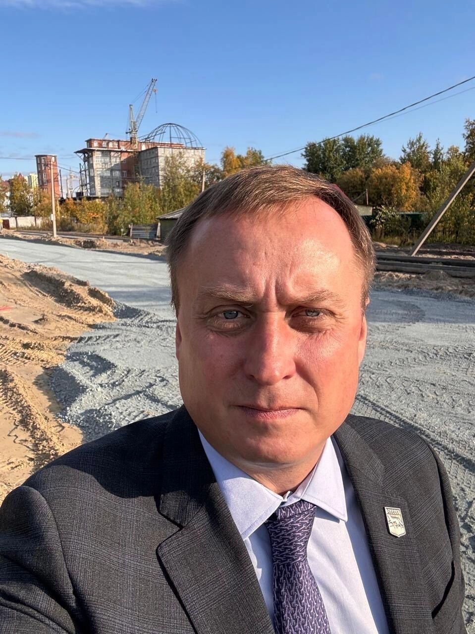 В рамках своего традиционного объезда города глава Сургута Максим Слепов показал, какие работы ведутся по улице Тюменской и на Чернореченском кладбище.