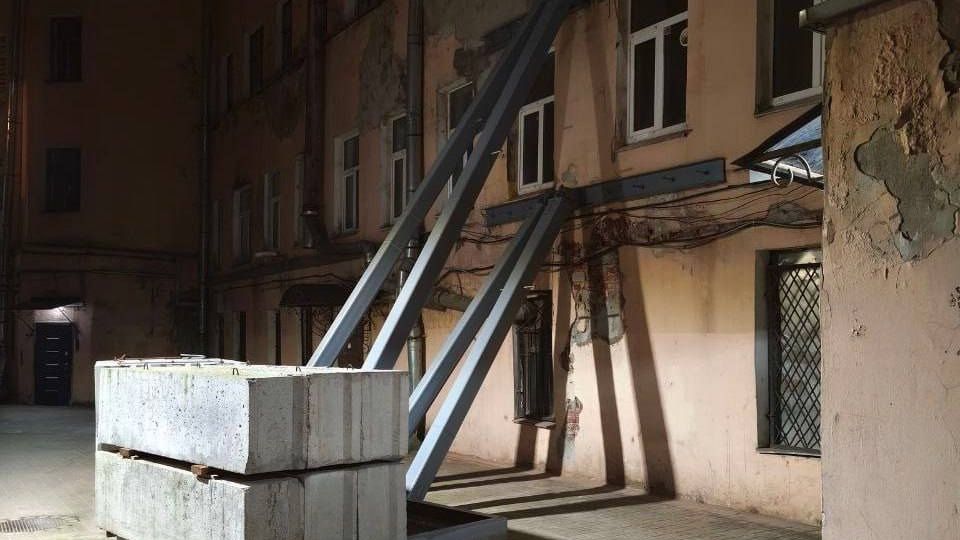Жилой дом в Саперном переулке подперли балками, чтобы он дотянул до капремонта