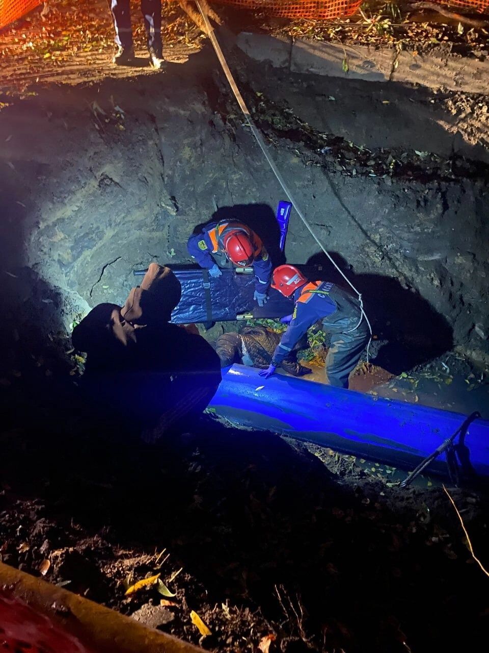 Рядом с котлованом было ограждение