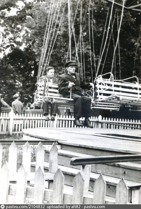 Аттракционы в парке им. Ленинского комсомола