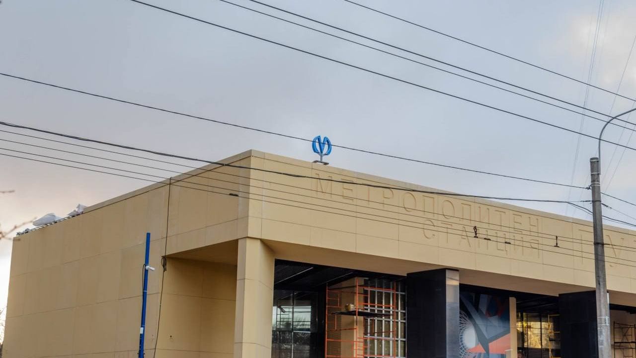 Станцию метро «Путиловская» в Петербурге украсили первым логотипом (фото)