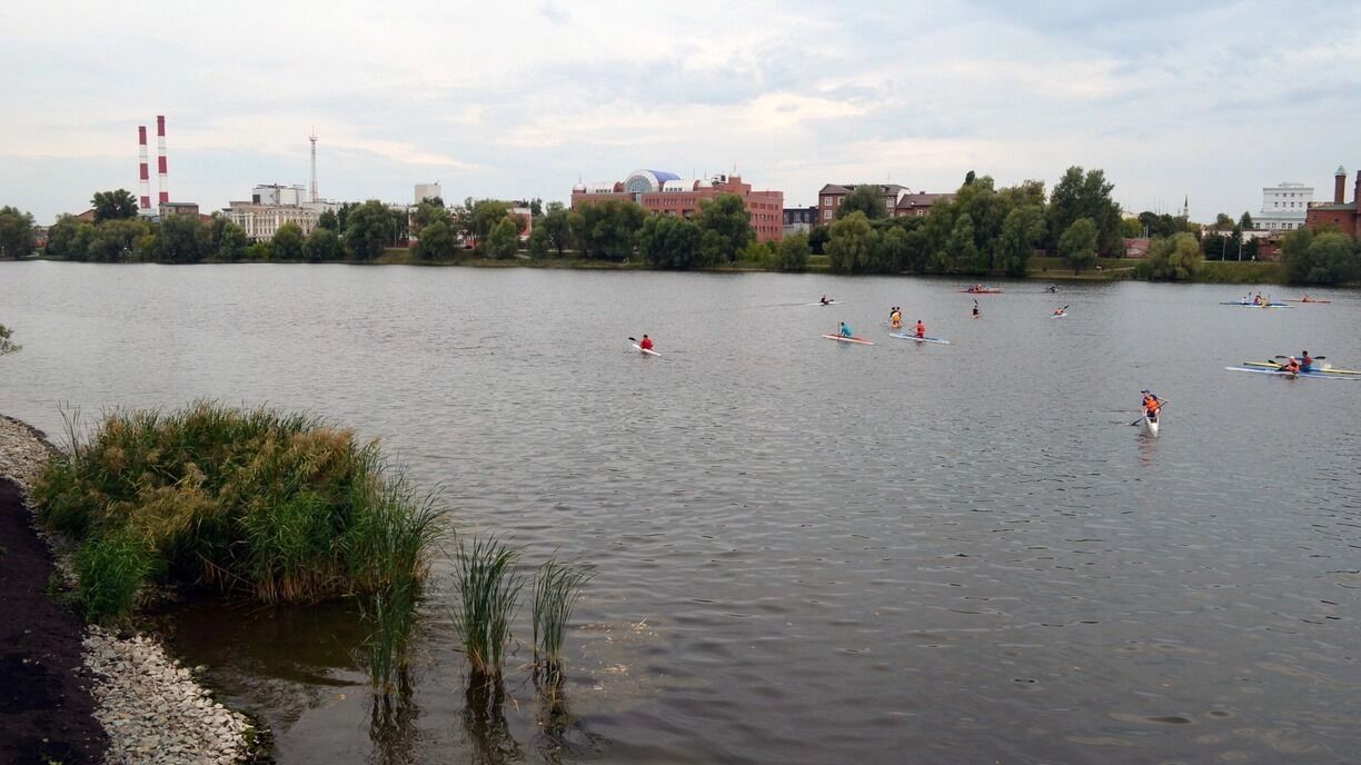 На фото: люди плавают на байдарках