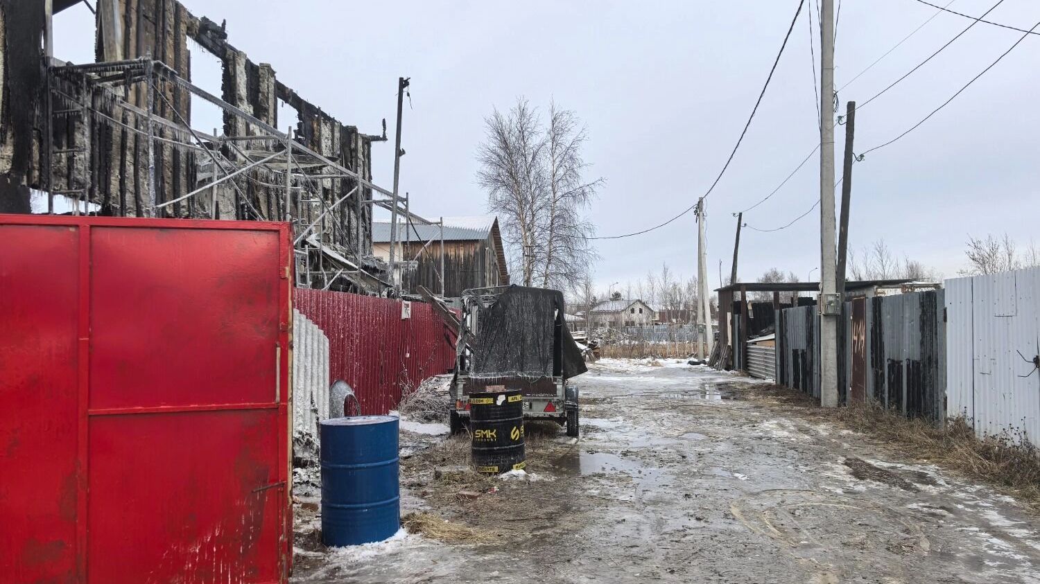 Возле дома все залито водой