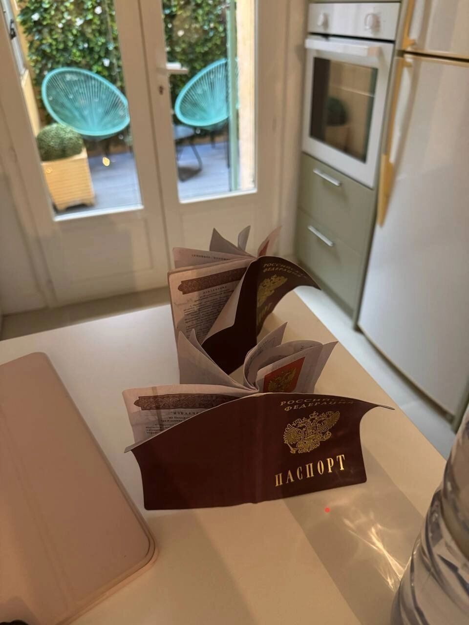 «Долгая дорога домой, а у нас паспорта поплавали», — написала Дарьяна