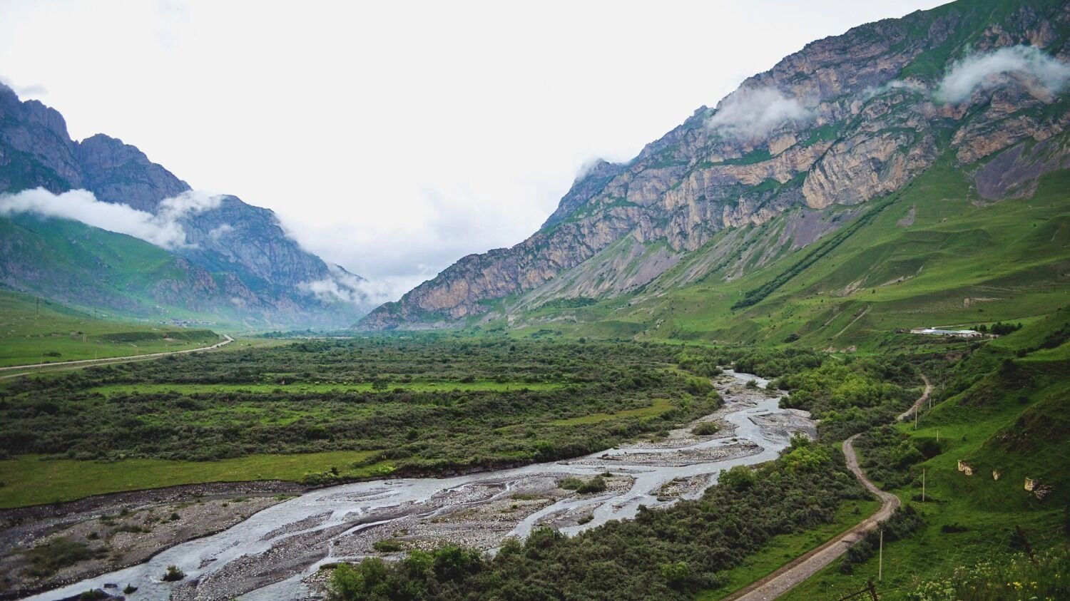 На&nbsp;фото: дорога в&nbsp;горах