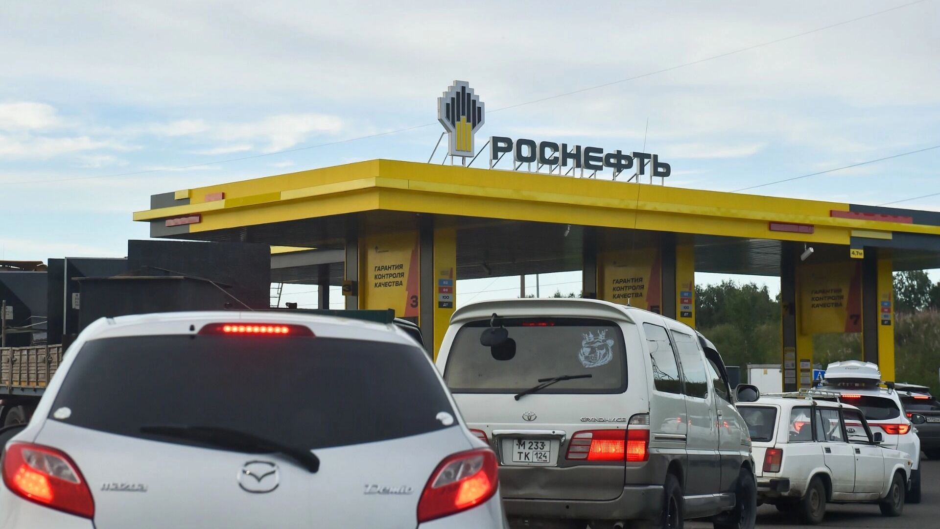 Нефть в мире дешевеет, бензин в России дорожает! Что будет дальше с нашей экономикой?