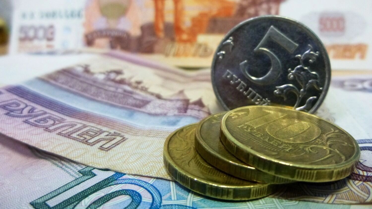 ЦБ начал рекомендовать банкам ограничить выдачу кредитов заемщикам с высокой долговой нагрузкой — выше 50-60%
