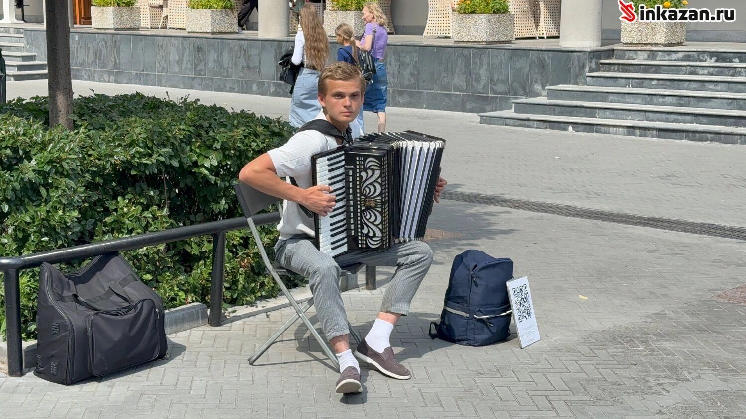 Аккордеонист Даниил всего месяц играет на Баумана