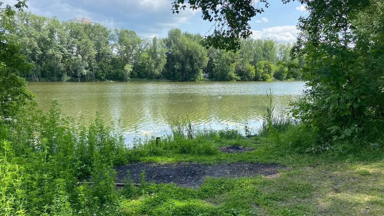 Вдоль воды практически каждые 30-50 метров можно встретить кострища.