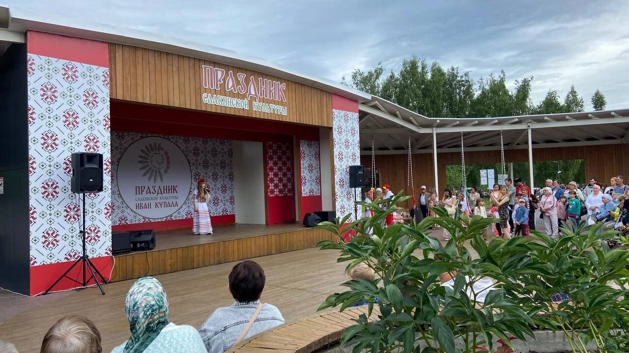 В это время славянский праздник, которым так гордится город, был уже в разгаре.